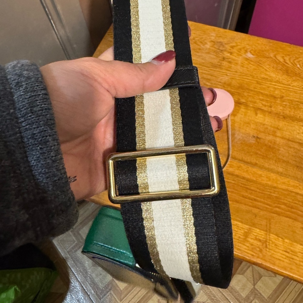 Marc Jacobs Stylish Cream and Black Crossbody Bag - Picture 10 of 14
